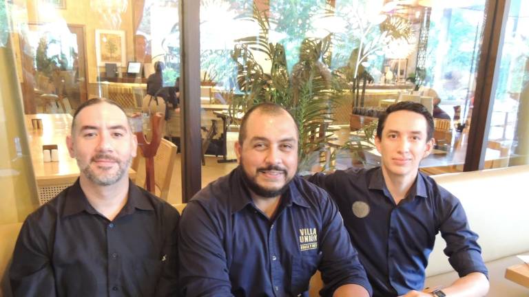 Comparten charlas desde la barra en ‘Tragos &amp; Esencia’, en Humaya Restaurante