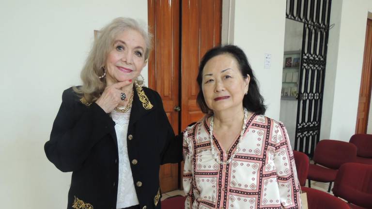 Aplauden la nueva obra de Élmer Mendoza