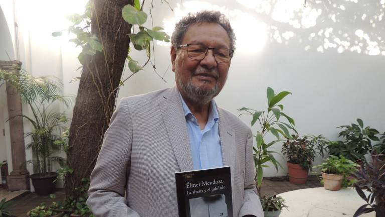 Aplauden la nueva obra de Élmer Mendoza