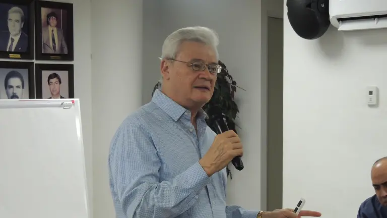 Comparte Paúl Chávez con empresarios, estrategias para reinventar su negocio