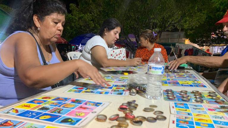 Los vecinos de la ‘Pancho Villa’ apuestan $5 por carta en cada juego.