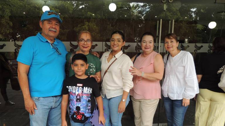 César Cárdenas, Norma Gerardo, Edith Cárdenas, Antonieta Gerardo, Edna Gerardo y Máximo Báez.