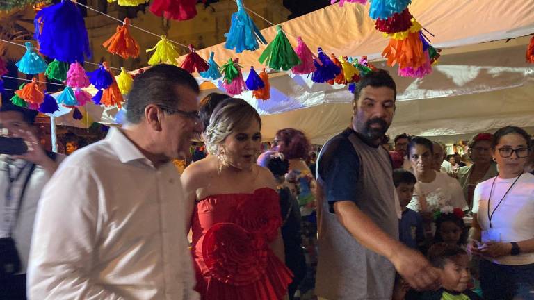 El Alcalde de Mazatlán y su esposa disfrutan de la verbena.