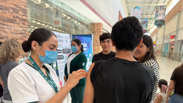 Familias acudieron a los macrocentros habilitados en plazas y espacios públicos de Sinaloa para recibir la vacuna contra el sarampión.