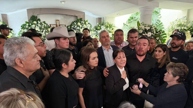 El Gobernador de Michoacán, Alfredo Ramíguez, acudió al funeral del Alcalde de Uruapan, donde fue increpado por ciudadanos a las afueras de la funeraria.