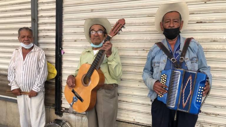 Trío musical canta en las calles de Culiacán para ganarse la vida