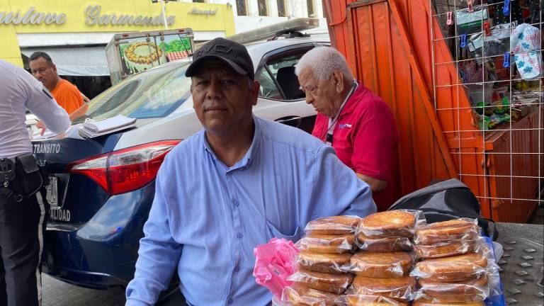 Misael recorre las calles de Culiacán ofreciendo el pan de elote que su esposa hornea.
