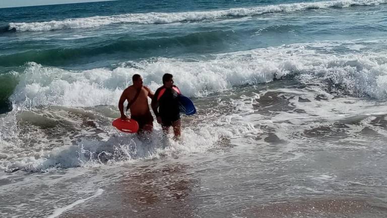 Salvavidas de Mazatlán rescatan a dos bañistas