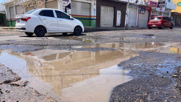 Vecinos y comerciantes señalan accidentes y acumulación de aguas negras en Avenida Insurgentes y calle Vicente Suárez.