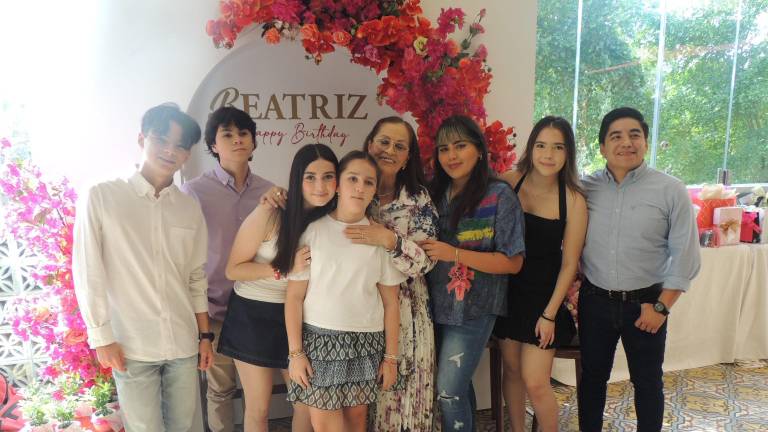 Celebran los 72 años de Beatriz Elizabeth Félix Tamayo