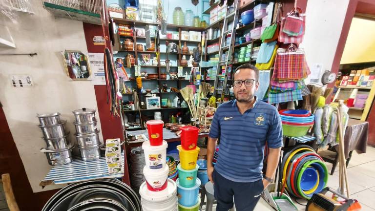 René González mantiene vivo el legado familiar en el mercado de El Rosario.