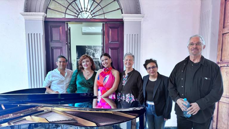 El pianista Juan Pablo García, la soprano Vanessa Gama, la mezzosoprano Rosa Ferreiro, Julia Northrupel, miembro de la comunidad canadiense en Mazatlán; Liliana Aréchiga, directora educativa del CMA y el maestro Enrique Patrón de Rueda.