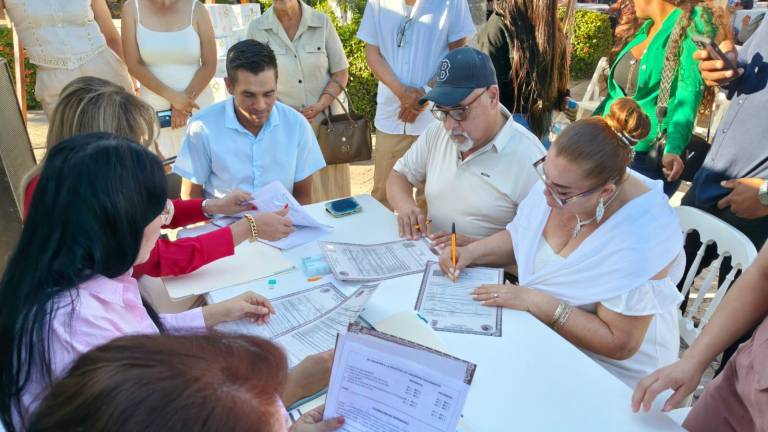 Parejas celebraron su enlace civil durante las bodas colectivas organizadas por el DIF Rosario este sábado.