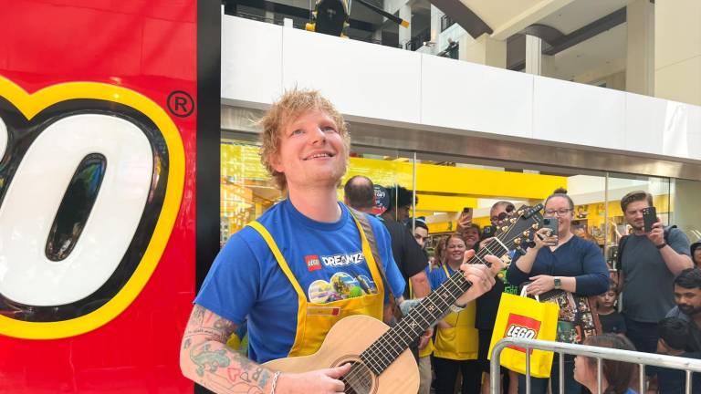 El cantante británico deleitó a sus fans con algunas melodías en la tienda de Legos de Minneapolis.