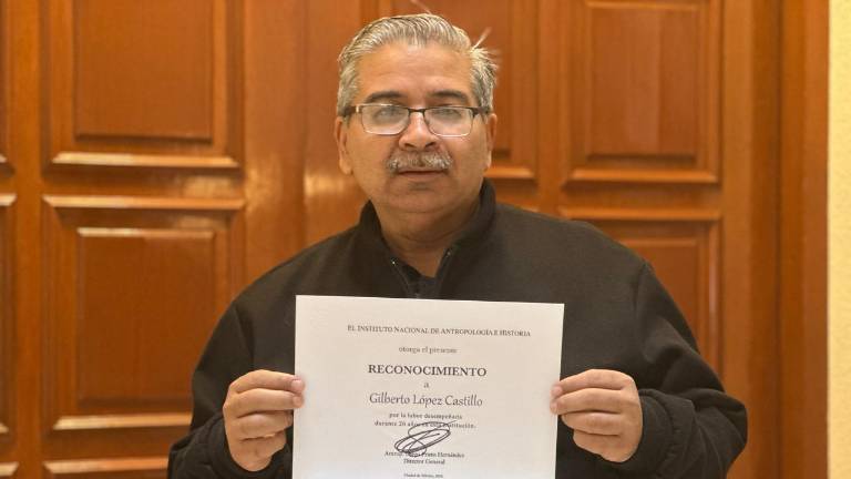 El historiador Gilberto López Castillo recibió reconocimiento del INAH.