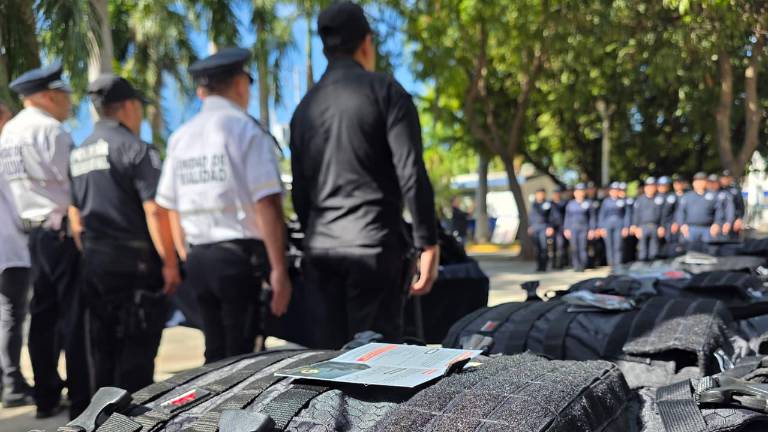 La SSPyTM entrega 380 chalecos balísticos a policías preventivos y de Vialidad en Culiacán.