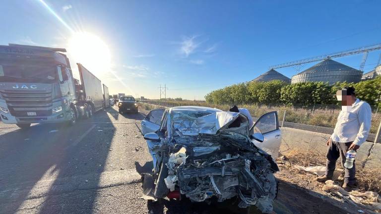 Agentes federales y municipales resguardan el área del choque sobre la carretera México 15.