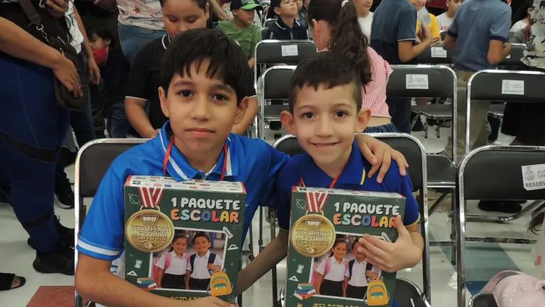 Recompensa Casa Ley a los niños y niñas más sobresalientes