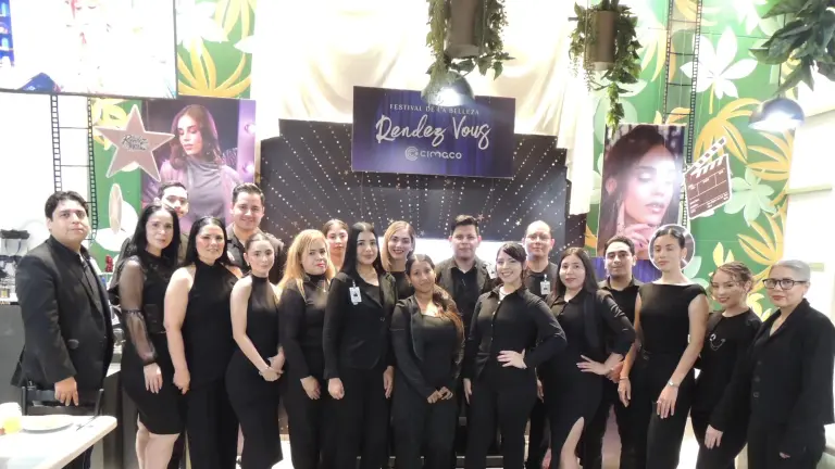 Colaboradores del área de perfumería y belleza, listos para atenderlos.