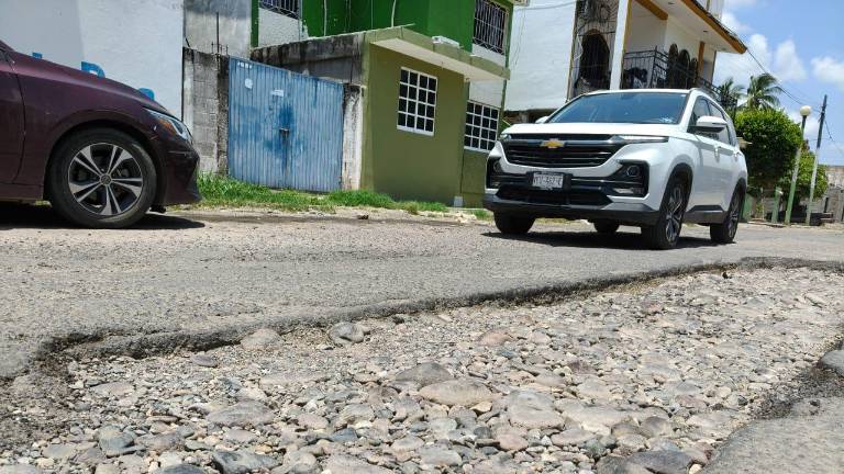 Los habitantes señalan que la pendiente y el paso del agua han deteriorado la vialidad durante años, por lo que solicitan una obra que garantice mejores condiciones.