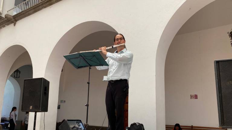 Daniel Zataráin crea con la música momentos más agradables a quien espera por trámites en el Palacio Municipal de Culiacán.