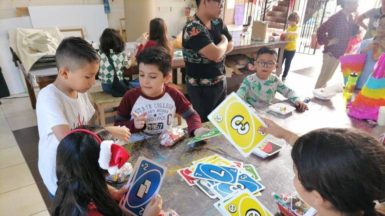 Alumnos del CMA disfrutan de su fiesta de fin de año.