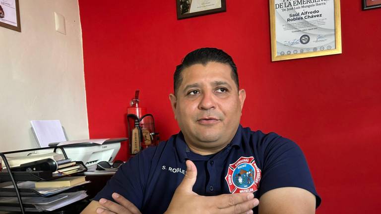 Llaman Bomberos de Mazatlán a extremar precauciones con veladoras durante el Día de Muertos