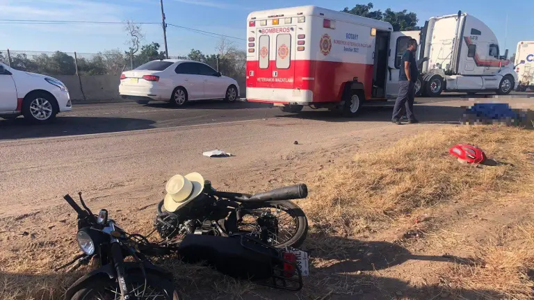 Autoridades abanderaron la carretera Internacional tras el accidente que dejó un motociclista sin vida.