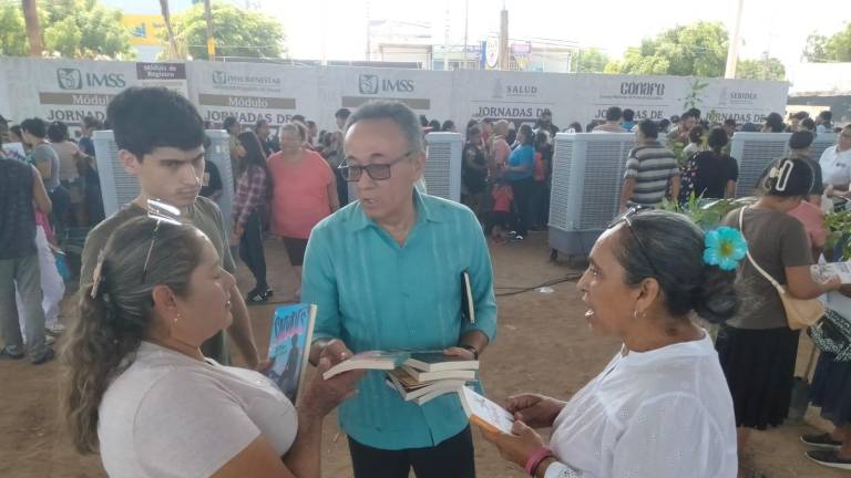 El Isic entrega paquetes de libros a familias en sus hogares.