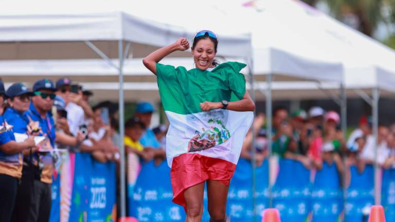 Alejandra Ortega llega triunfal a la meta.