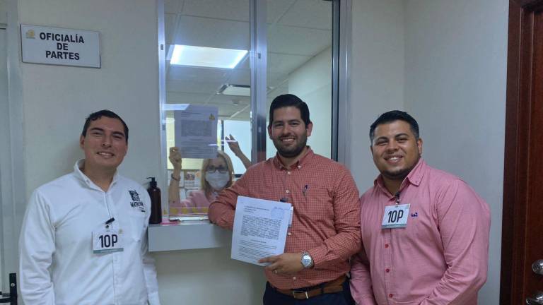 Integrantes de la Asociación de Cerveceros de Sinaloa, Acersin AC, presentando la iniciativa de reforma de ley para tener un permiso único de alcoholes