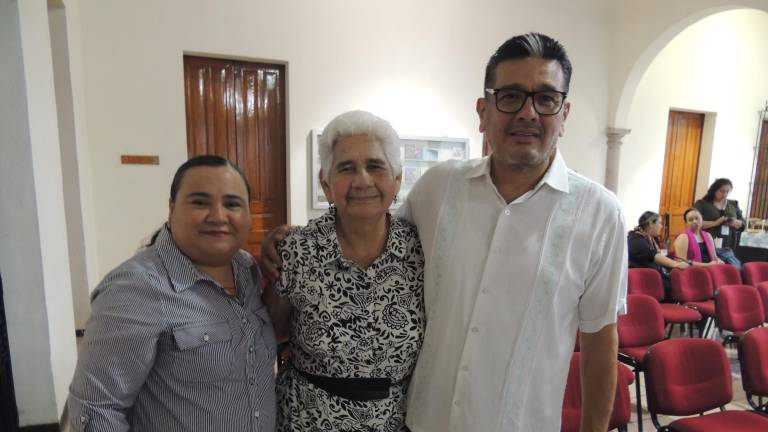 Premian la trayectoria de Martha Alicia Araujo, en el periodismo