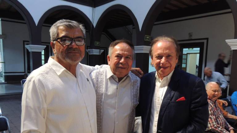 Acompañan a Paulina Salazar en la presentación de su libro