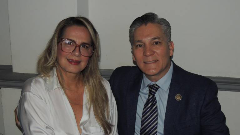 Disfrutan rotarios de queso, pan y vino con causa