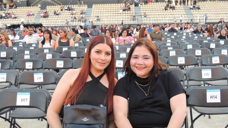 Bailan y cantan al ritmo de la Banda MS