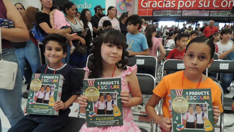 Recompensa Casa Ley a los niños y niñas más sobresalientes