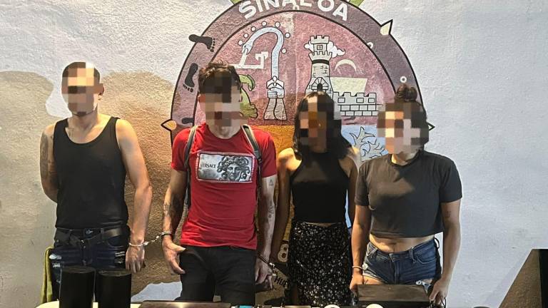 Dos hombres y dos mujeres fueron detenidos por su probable relación con robos a comercios.