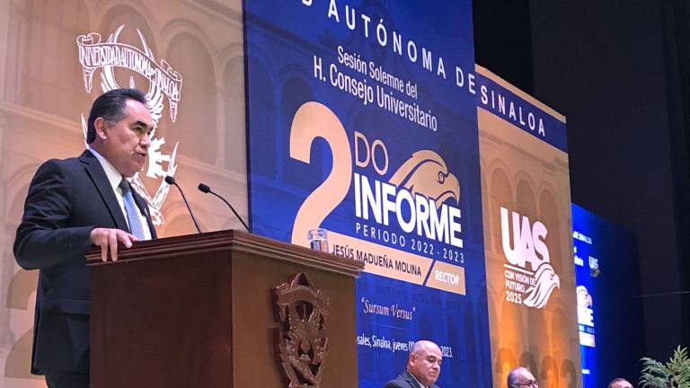 Jesús Madueña Molina presenta un informe de su segundo año de actividades como Rector de la Universidad Autónoma de Sinaloa.