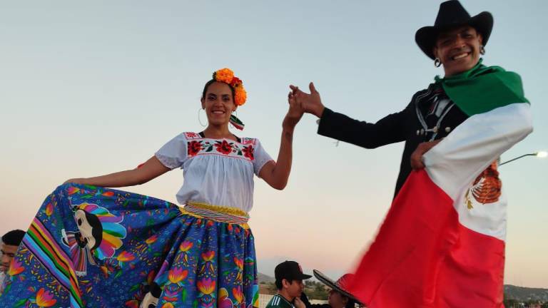 Las culturas mexicana y argentina se fusionan en el partido.