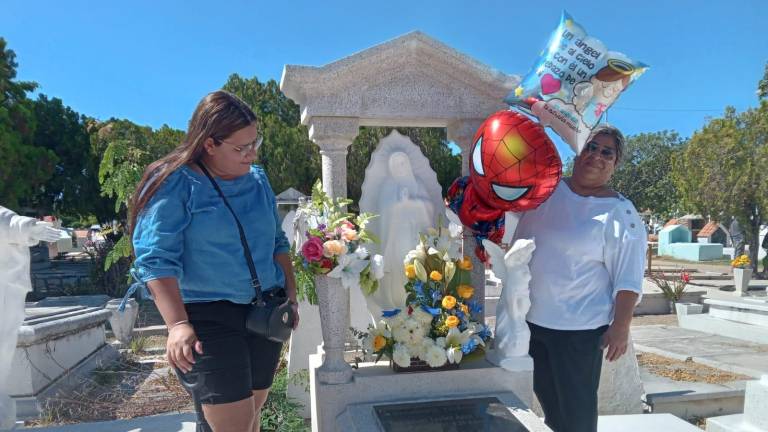 Familiares del pequeño Emiliano acudieron al panteón a llevarle un globo del Hombre Araña y arreglos florales.