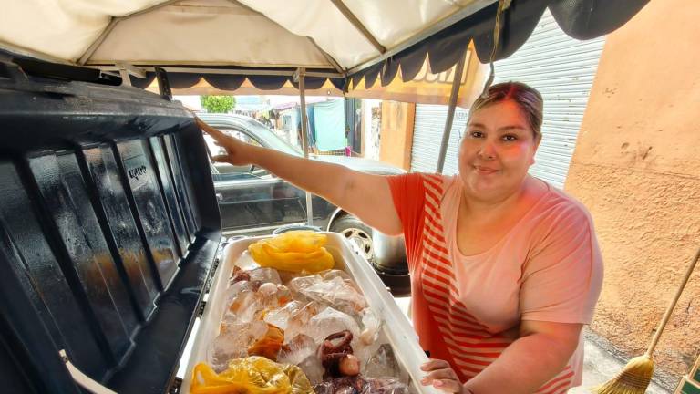 Graciela mantiene en el Centro de Rosario un negocio de mariscos que iniciaron sus padres.