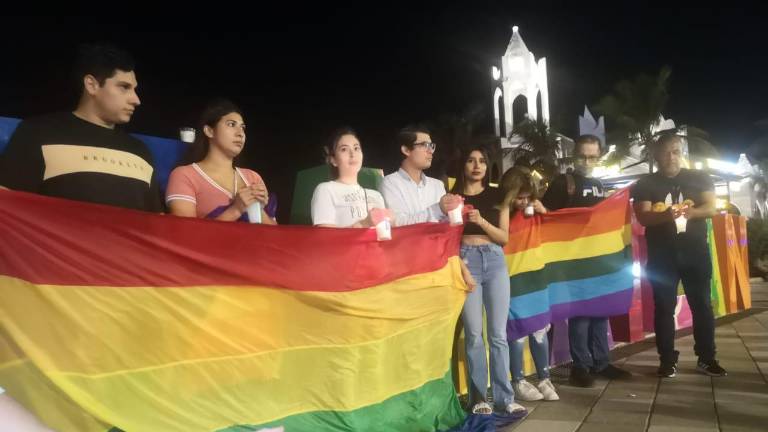 Algunas personas se congregaron en el Monumento a la Familia para encender velas en honor a Ociel Baena.