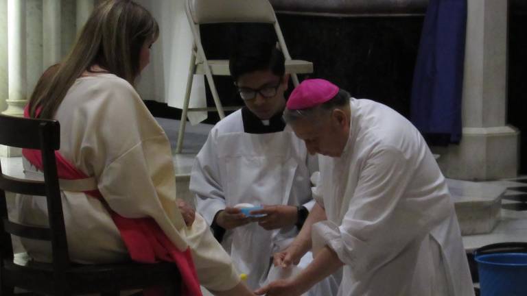 El Obispo Mario Espinosa Contreras encabezó el Lavatorio de Pies en la Catedral Basílica de la Inmaculada Concepción, como parte de la celebración del Jueves Santo.