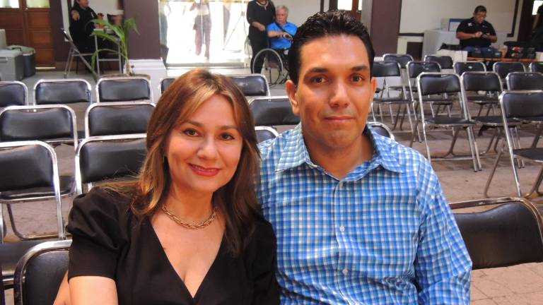 Acompañan a Paulina Salazar en la presentación de su libro