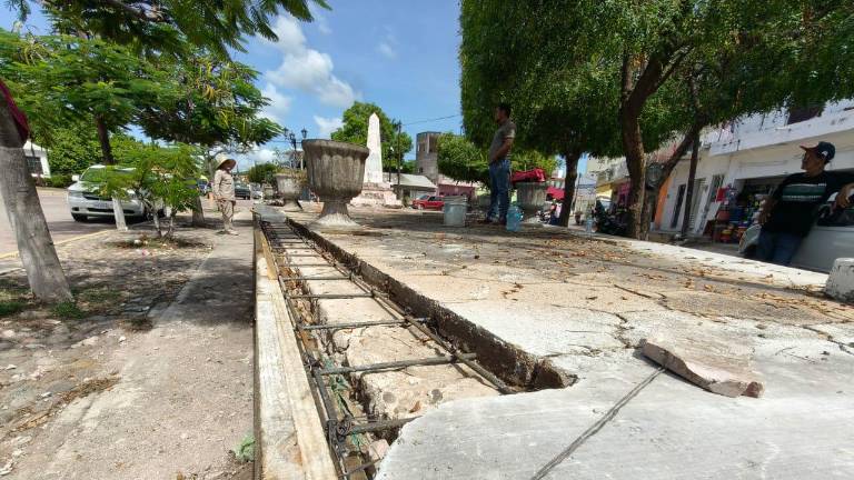 Trabajos de rehabilitación de una plazuela en Rosario.