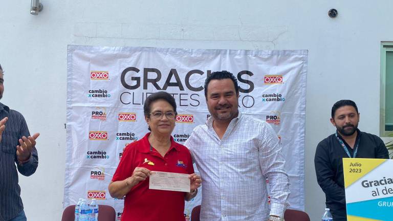 Patricia Cortés Lule, presidenta del patronato de Grupo Amigos de Niños Afectados de Cáncer y Efrén Gerardo Sánchez, responsable de Oxxo Culiacán.