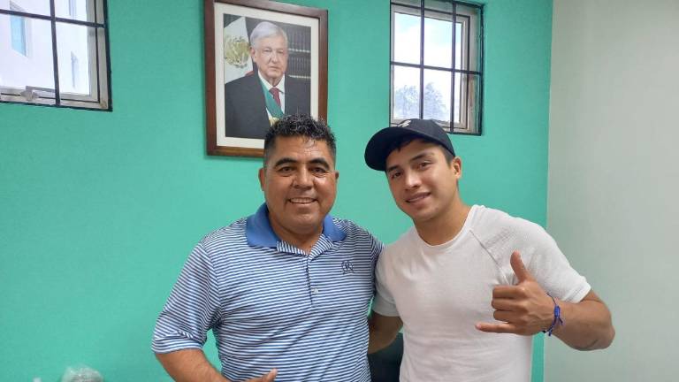 Koke Guerrero, junto al director del Imdec, Heriberto García Osuna.