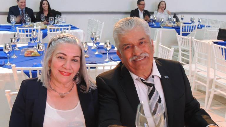 Disfrutan rotarios de queso, pan y vino con causa