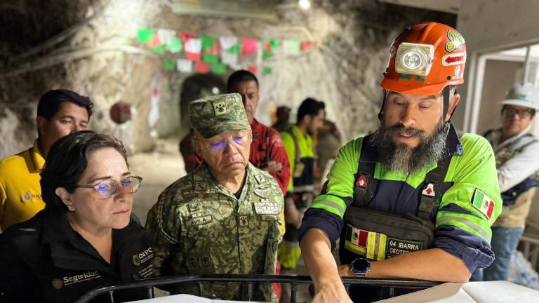 Continúan los trabajos de rescate de trabajadores mineros atrapados en mina de Rosario.
