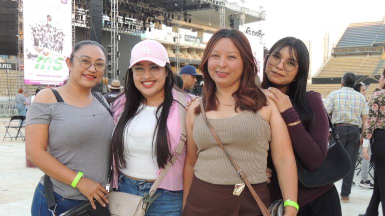 Bailan y cantan al ritmo de la Banda MS